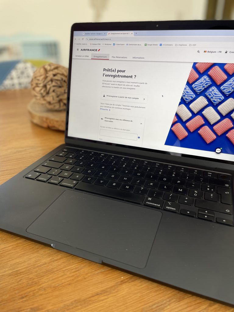 Photo d'un ordinateur connecté au site Air France pour l'enregistrement en ligne. 