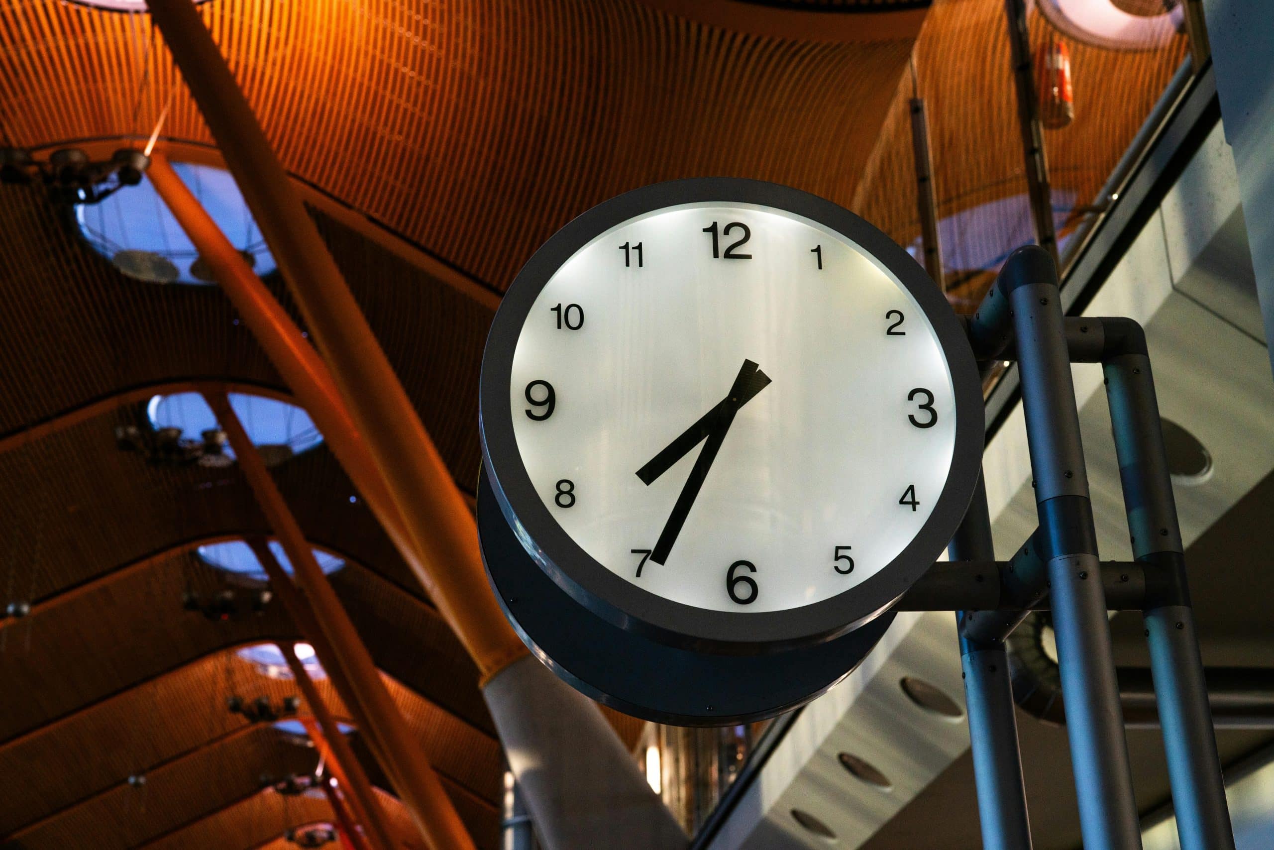 Photo d'une horloge dans un hall d'aéroport